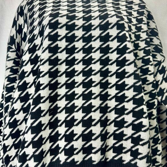 T Tahari  Black and White Houndstooth Sweater Size M - Picture 3 of 10